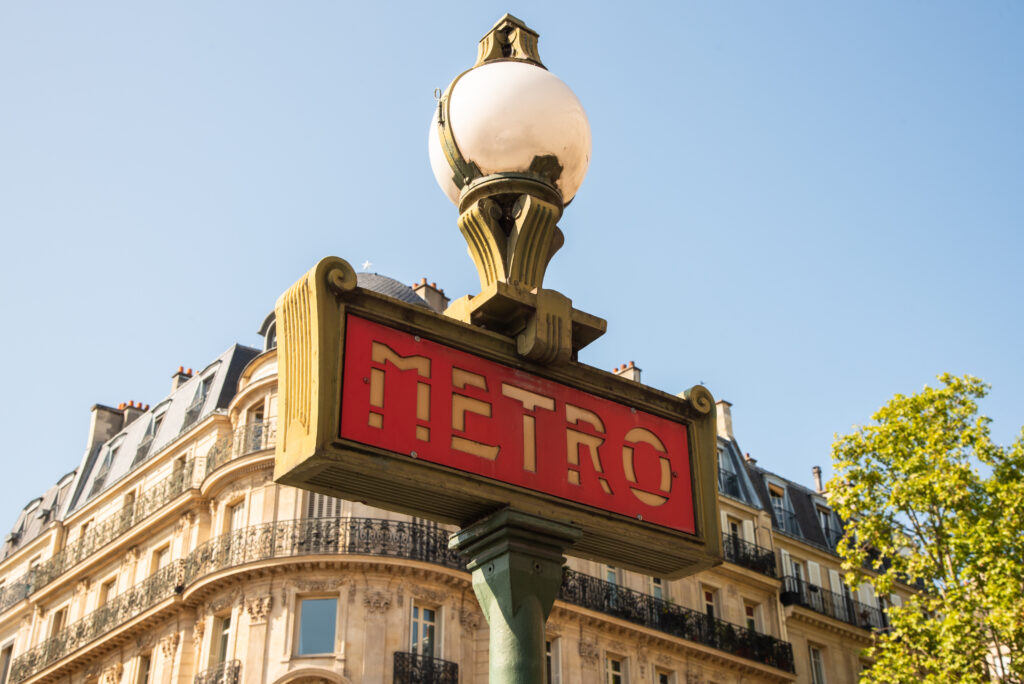 Illustration du signe traditionnel de métro parisien, en sortie d'une station au cœur de Paris