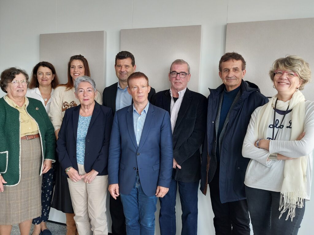 Photo des 9 personnes composant le conseil d'Administration d'Abilitis