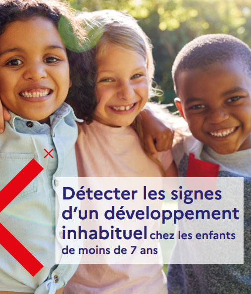 Affiche avec trois enfants souriants qui illustre le thème de détecter les signes d'un développement inhabituel chez les enfants de moins de 7 ans