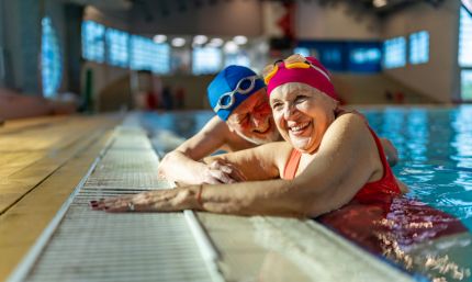 Illustration d'un couple de personnes âgées à la piscine