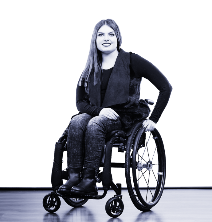 Portrait d'une jeune femme en fauteuil roulant, souriant