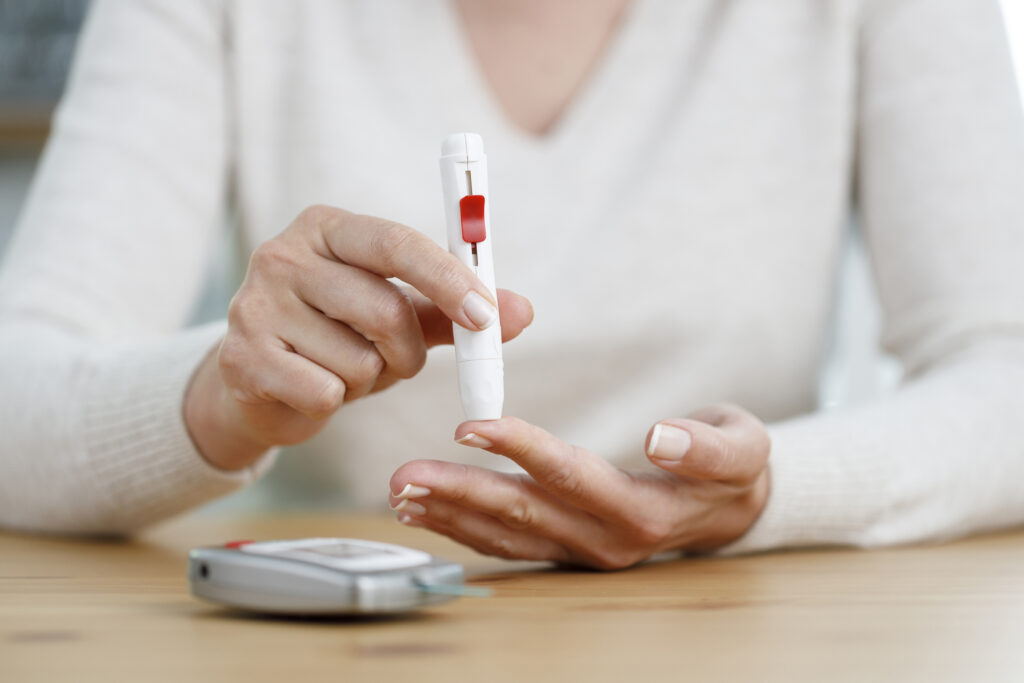 Illustration d'une femme qui effectue un test de glycémie sur son doigt