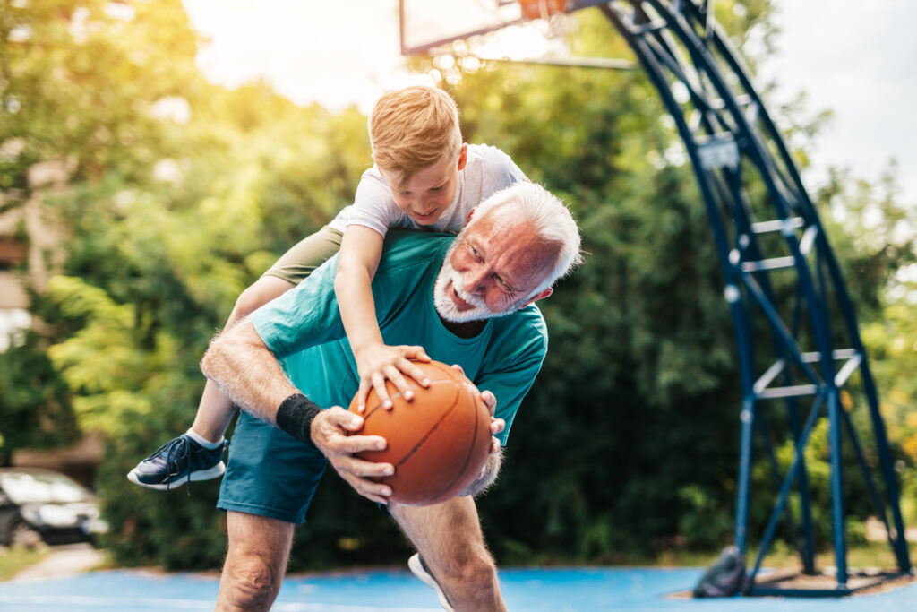 Un grand-père et son petit-fils sur un terrain de basket-ball