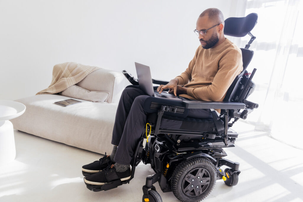 Homme porteur de handicap travaillant sur un ordinateur portable