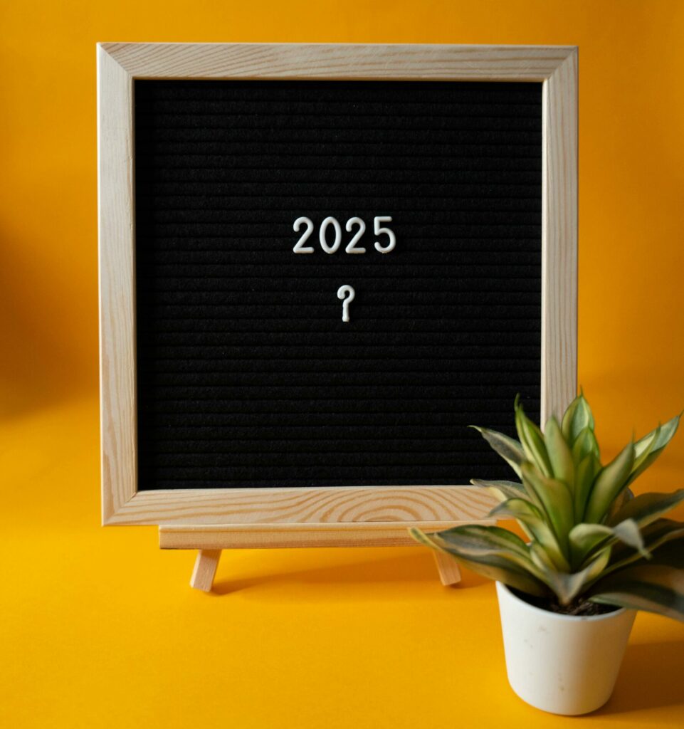 Un petit panneau indique l'année 2025