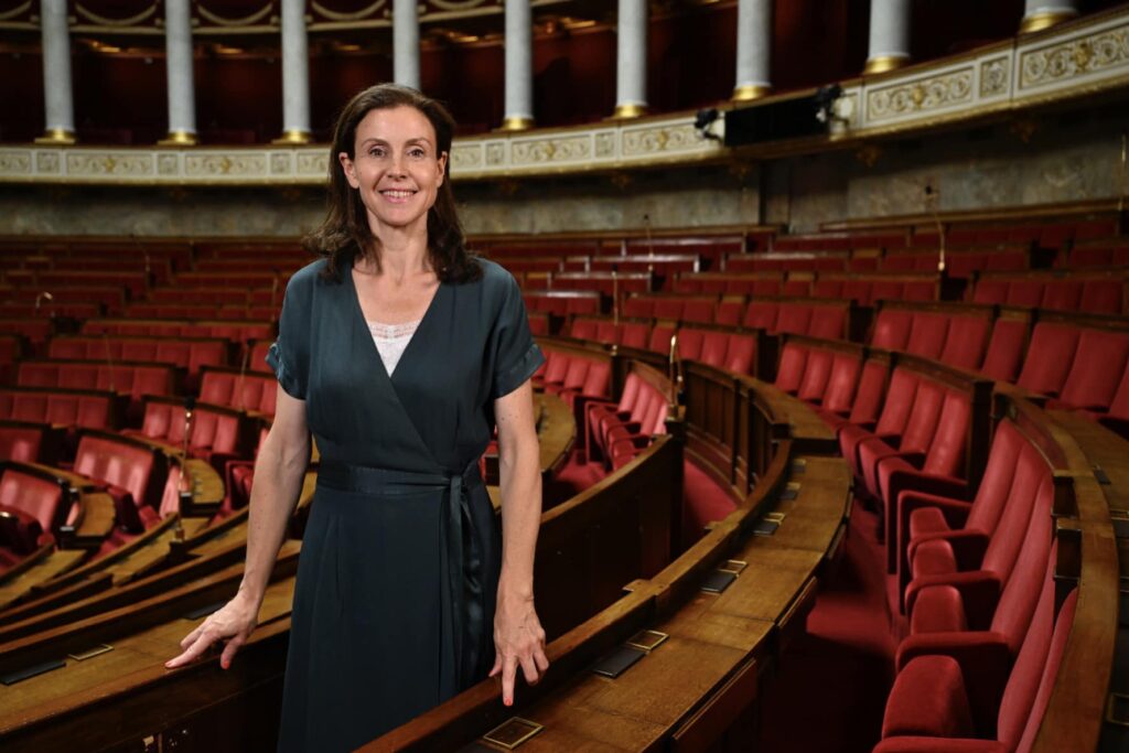 La députée Charlotte Parmentier-Lecocq debout dans les travées de l'Assemblée nationale